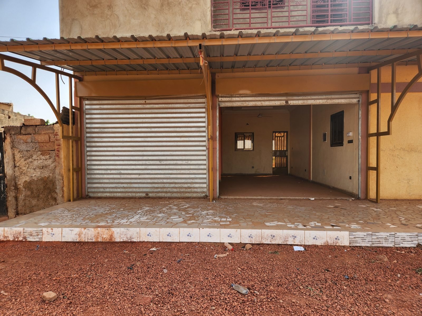 MAGASIN/ TRES GRAND ET PROPRE